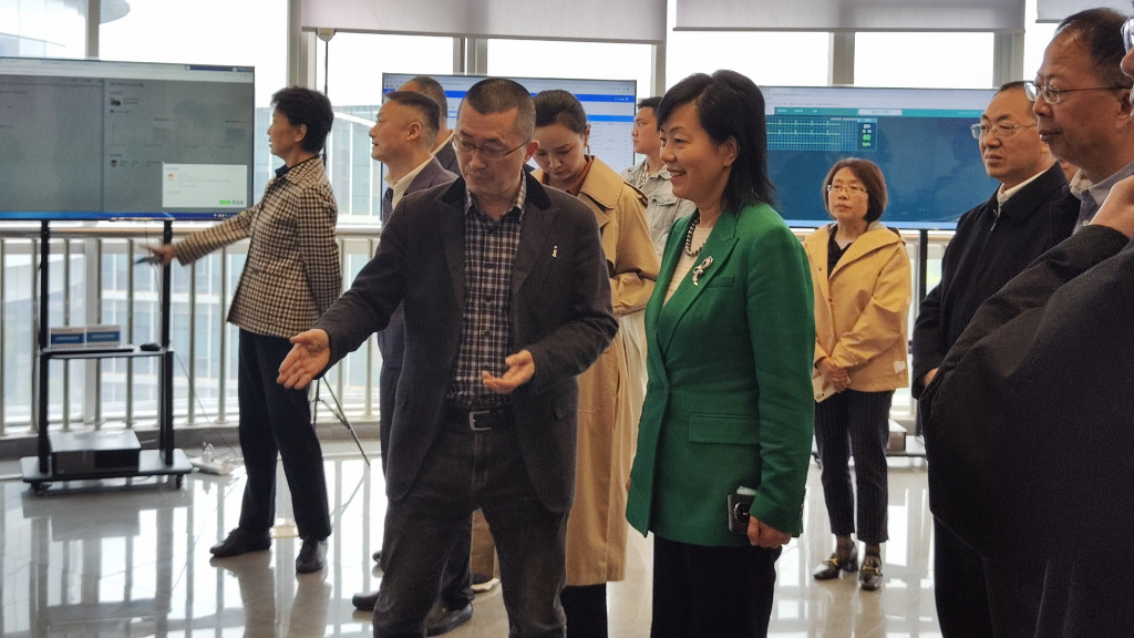 四川省政协副主席谢商华一行调研长虹智慧健康 四川省政协副主席谢商华一行调研长虹智慧健康