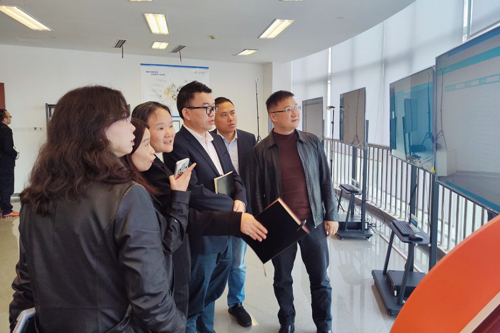 长虹控股集团杨军总经理一行到智慧健康公司调研指导工作 长虹控股集团杨军总经理一行到智慧健康公司调研指导工作