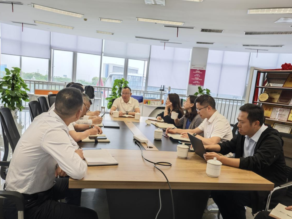 长虹控股集团杨军深入智慧健康公司调研,助力健康产业发展 长虹控股集团杨军深入智慧健康公司调研,助力健康产业发展